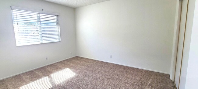 Building Photo - Townhome - 3 bedrooms + 2.5 bathrooms.  AV...