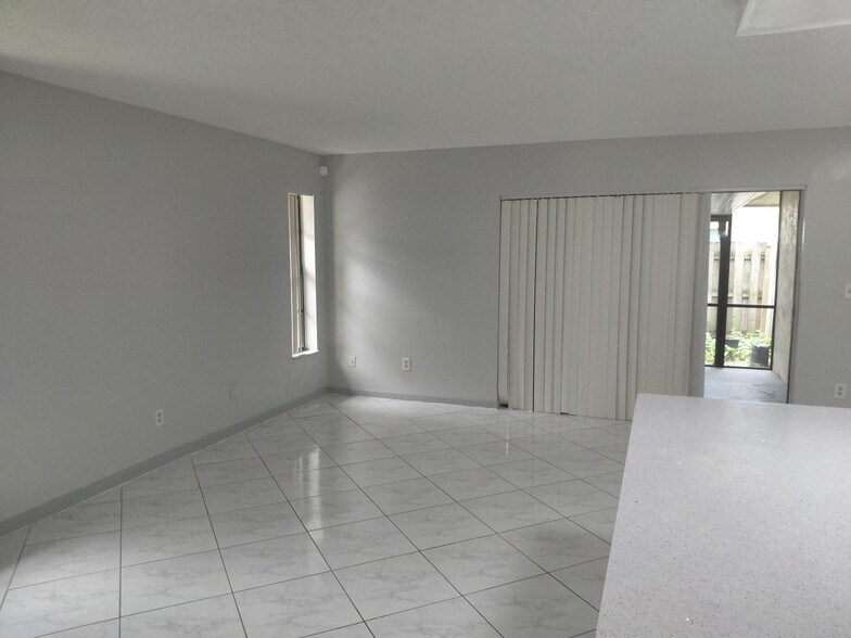 Building Photo - 1322 Pines Ln