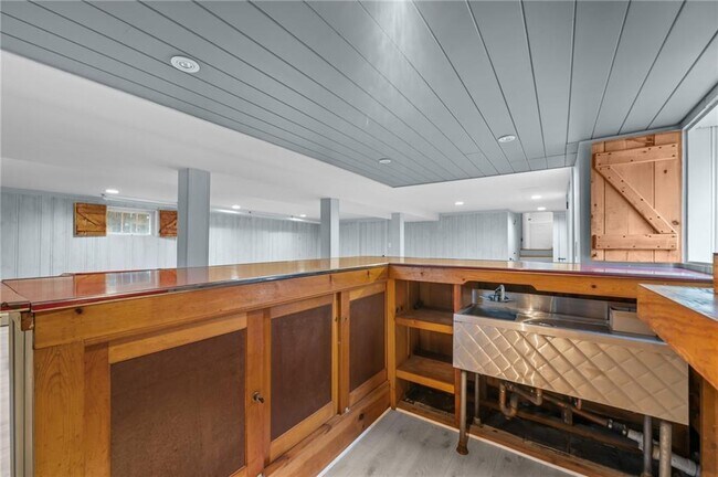 Building Photo - 36 Almy St