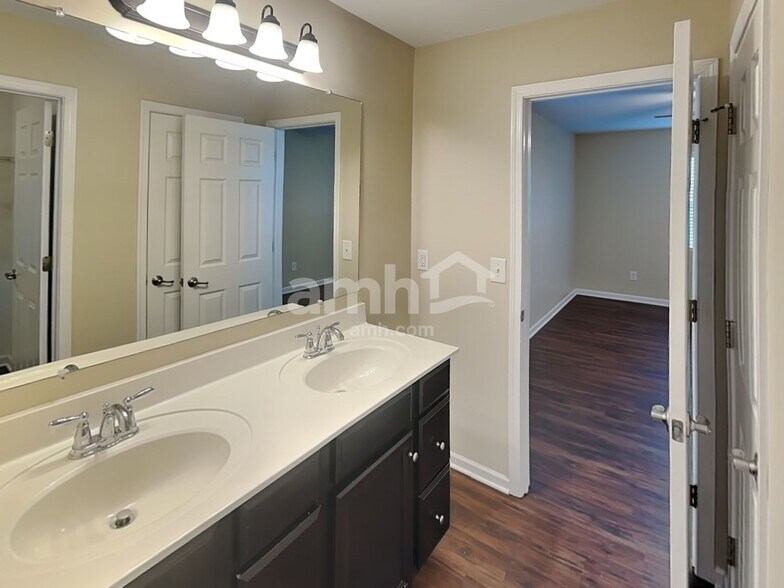 Building Photo - 1028 Daniel Ln