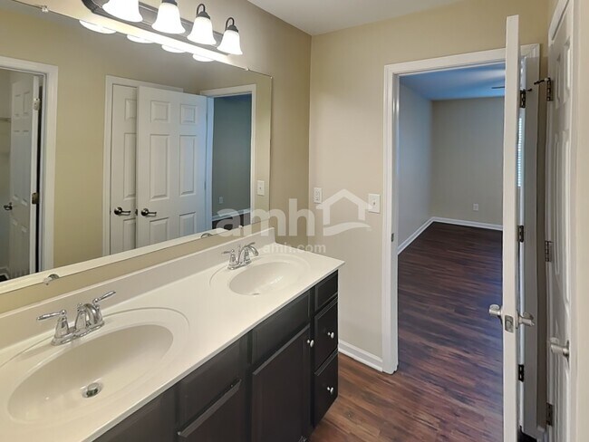 Building Photo - 1028 Daniel Ln