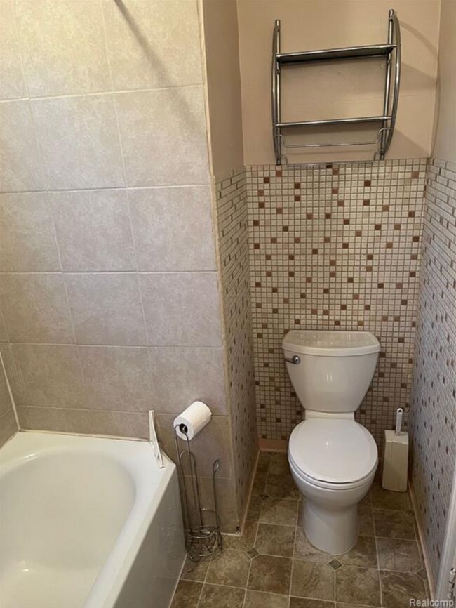 Building Photo - Cozy Home with Expansive Yard