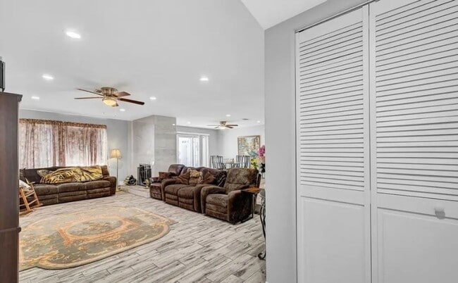 Building Photo - Beautifully renovated single-story home fe...