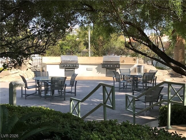 Building Photo - 322 E Karen Ave