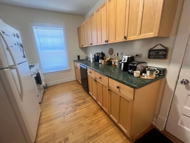 Building Photo - Lovely and Very Large Ravenswood Manor 1 BR