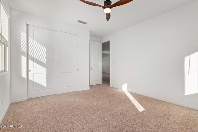 Building Photo - Breathtaking 5 bedroom home in Surprise!