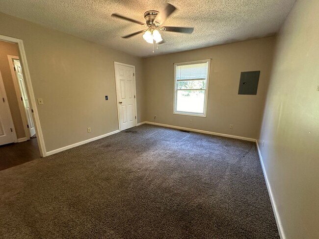 Building Photo - 1004 Northwood Dr
