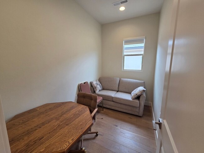 Building Photo - 1212 Hopewell Dr