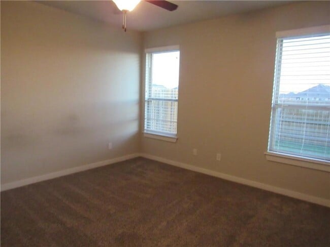 Building Photo - 102 Hidden Springs Dr