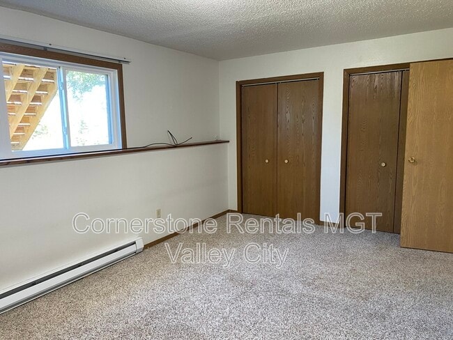 Building Photo - 912 9th Ave SE