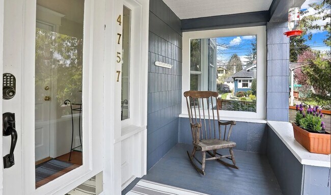 Building Photo - 4757 Thackeray Pl NE