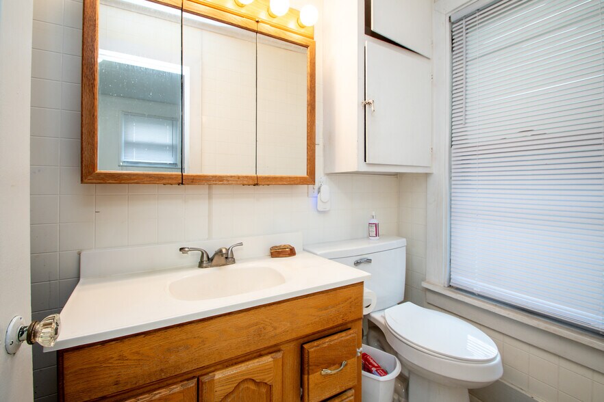 Building Photo - 1403 W Barker Ave