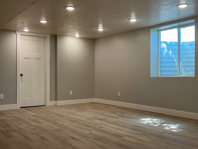 Building Photo - 702 N 100 W