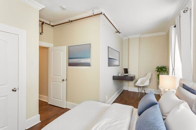 Building Photo - 3 bedroom, 2 bath apartment located in the...