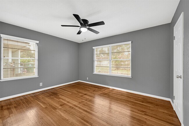 Building Photo - 1853 Huge Oaks St