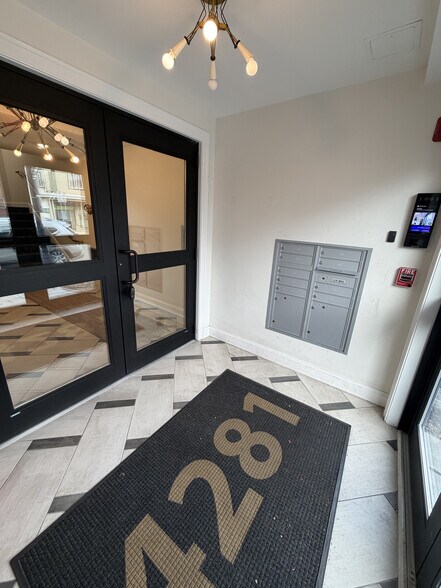 Main Entry/Mailbox - 4281 Washington St