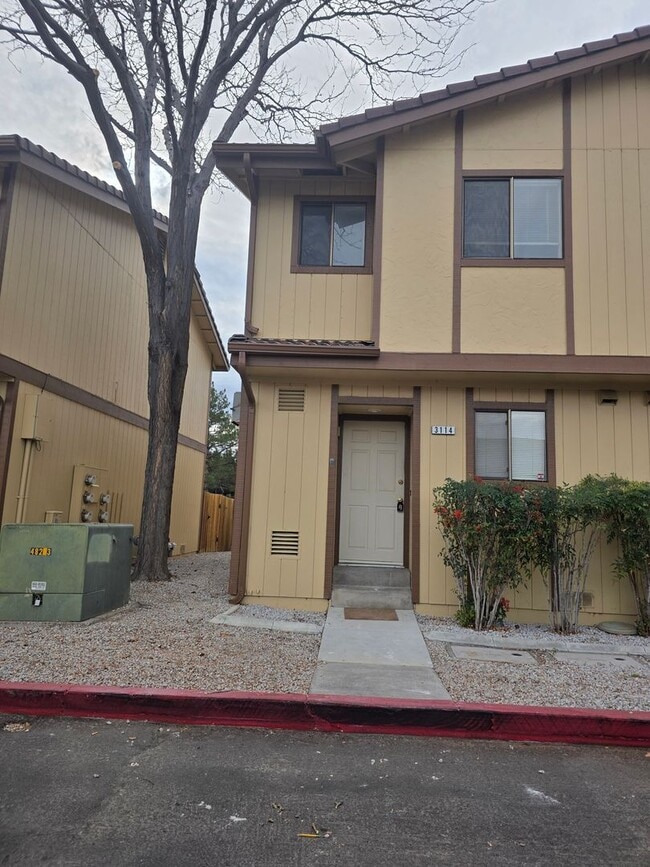 Primary Photo - Cute Townhouse