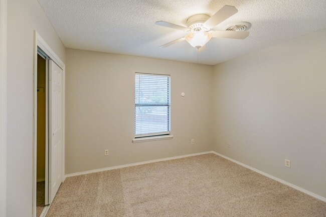 Building Photo - Charming 3 Bedroom 2 Bathroom - Spacious & Fenced Backyard