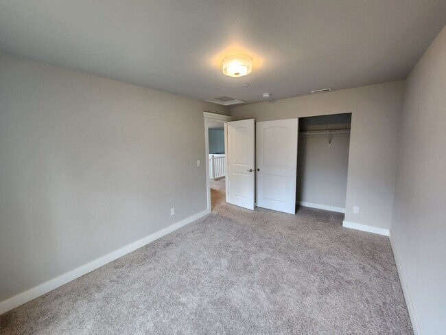 Building Photo - Large Spacious 4 Bed Home