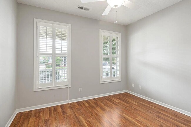 Building Photo - 3225 Mayflower Ln