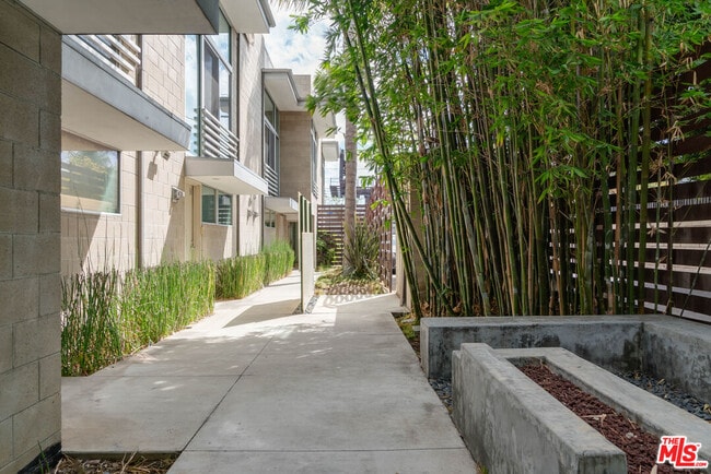 Building Photo - 717 Highland Ave