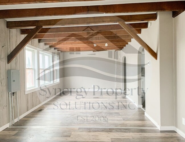 Building Photo - Main St E 12