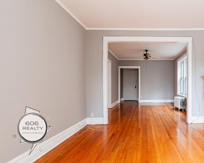 Building Photo - Large, Vintage Two Bedroom in Andersonville