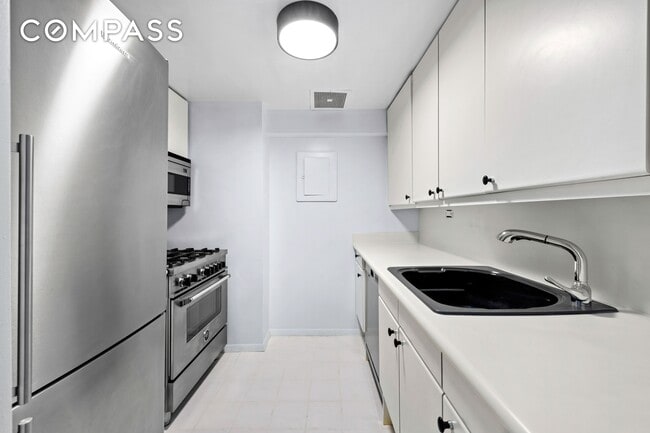 Building Photo - 106 Central Park S