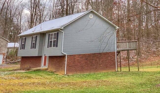 Building Photo - 3 Bedroom/2 Bath Split-Foyer Home Kingspor...