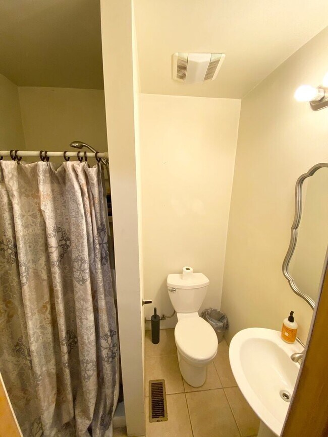 Building Photo - Spacious 3 or 4 Bedroom 2 Bathroom Available in Oakland, Modern Updates and Great Front Porch and...