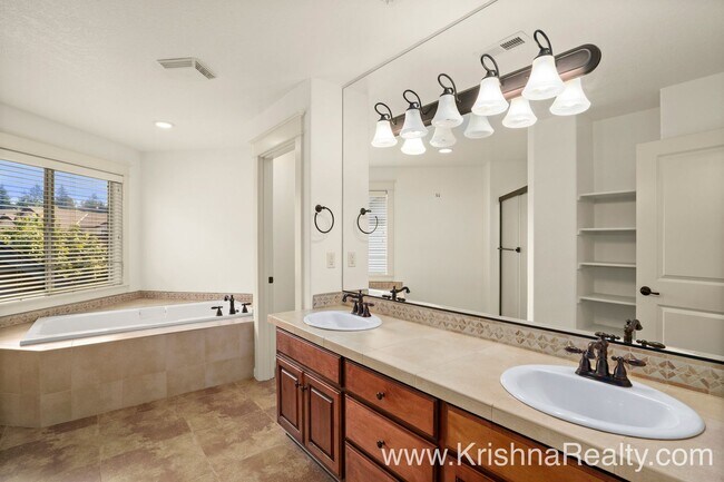 Building Photo - Stunning 4 BD* 2.5 BA* Single Family Home ...