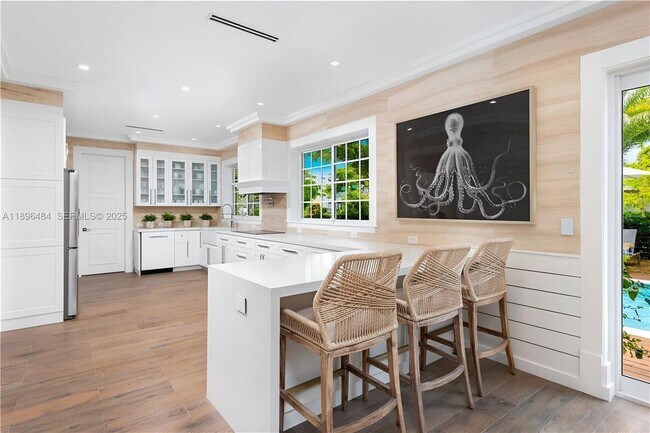 Building Photo - 2575 Pine Tree Dr