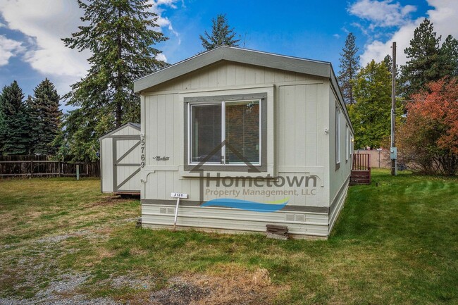 Building Photo - 2 Bedroom 1 Bath Home with Off-Street Park...