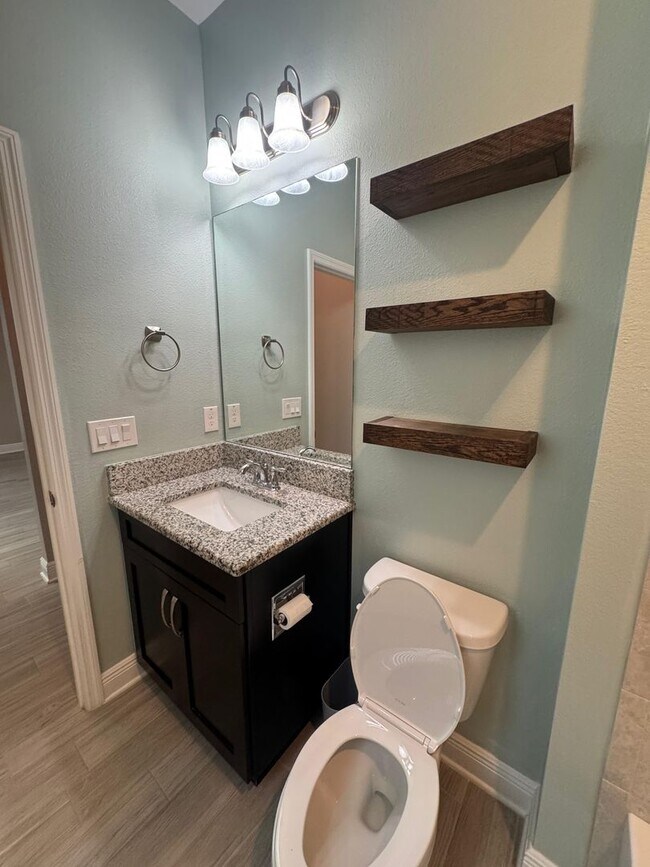Building Photo - Spacious 5-Bedroom Riverview Home
