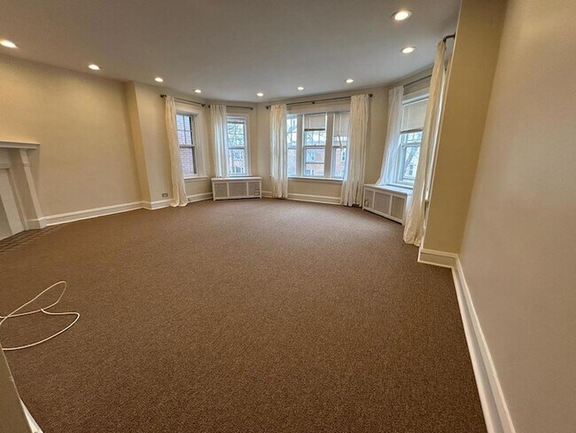 Building Photo - 6332 N Francisco Ave