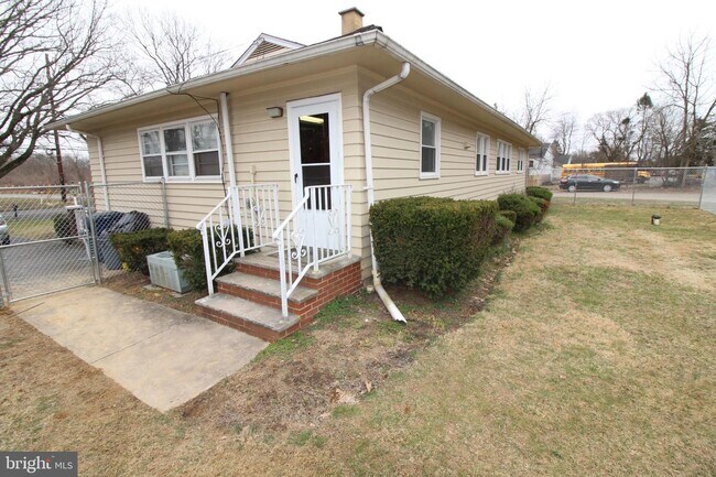 Building Photo - 4032 Quakerbridge Rd