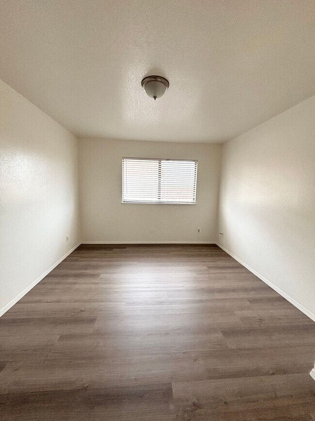 Building Photo - W807