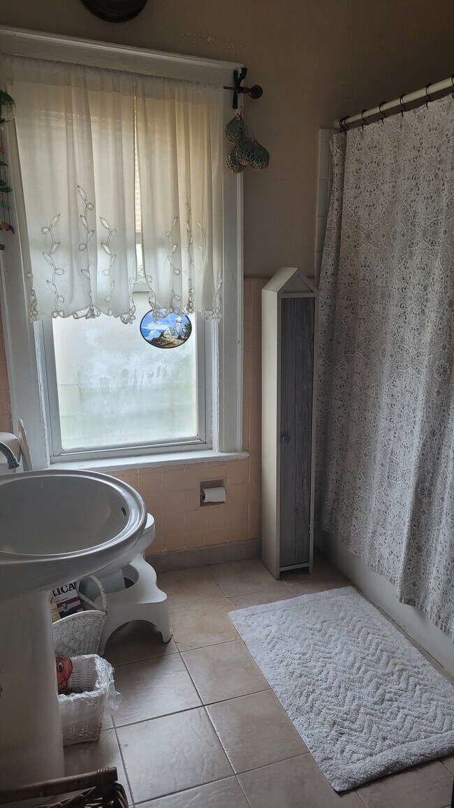 Building Photo - 249 E Walnut St