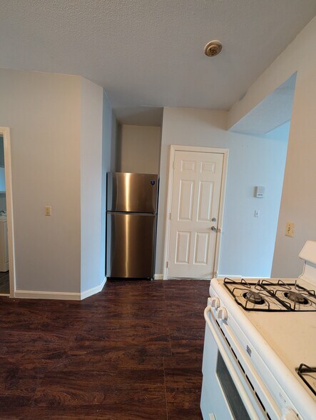 Building Photo - 56 Elm St