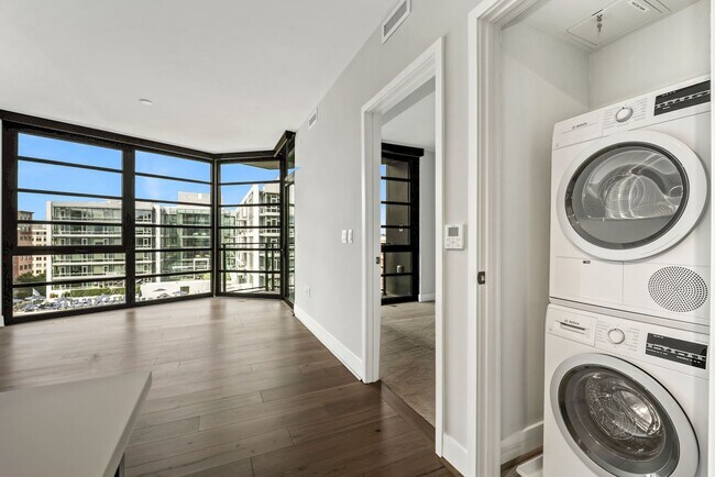 Building Photo - 6 Minute Walk to the Metro! 25 Minute Walk...