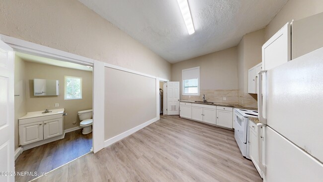 Building Photo - 2328 Moncrief Rd