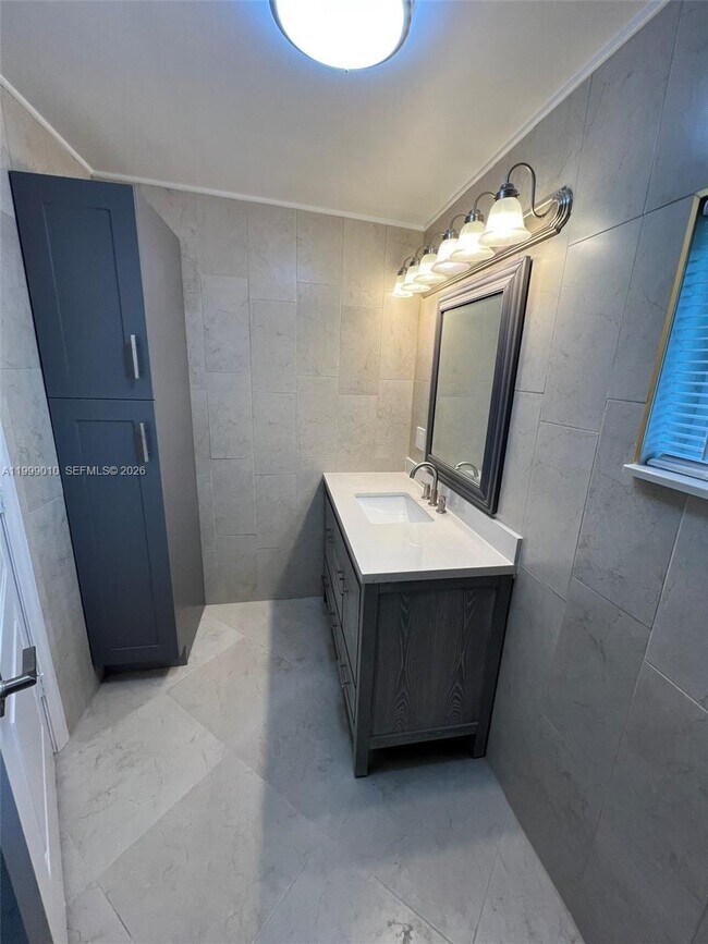 Building Photo - 6018 Plunkett St