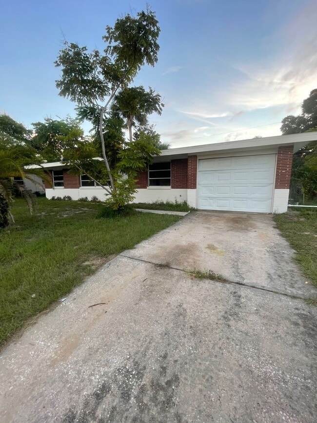 Building Photo - 3 Bed 2 Bath | Single Car Garage | Washer/Dryer Hookups | Central Air | Pet Friendly | Section 8 ...