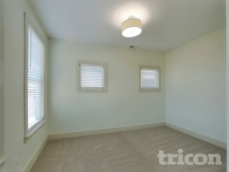 Building Photo - 1224 Hillwood Private Cove