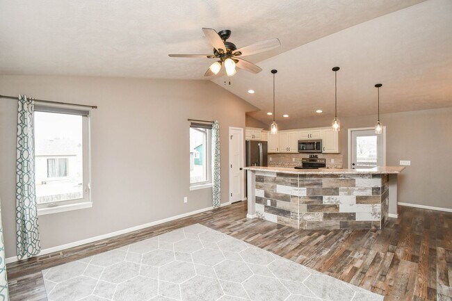 Building Photo - 5 Bedroom 3 Bathroom Single Family Home North Sioux Falls!