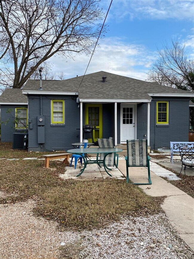 Building Photo - 3804 Duval St