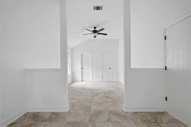 Building Photo - 108 Songbird Ct