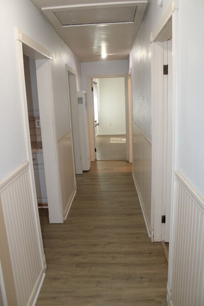 Building Photo - 135 Poinsettia Ave