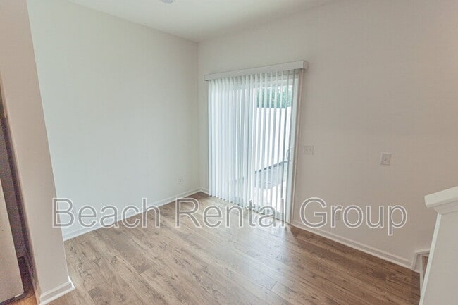 Building Photo - 203 Crescent Wy