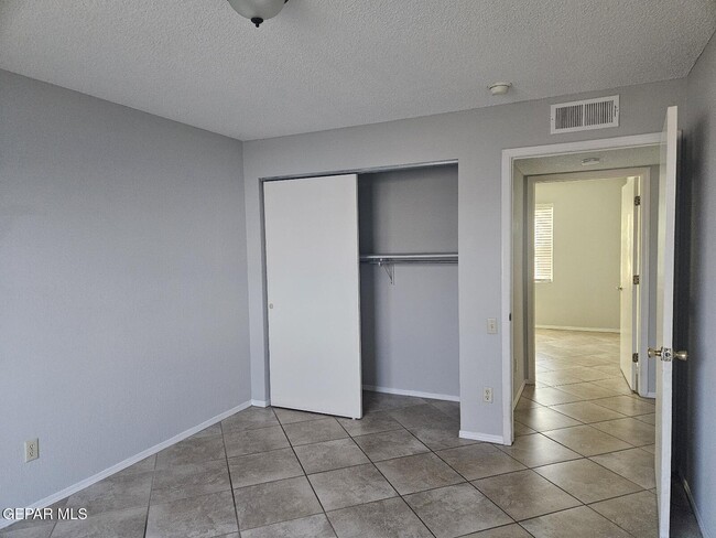 Building Photo - 592 Bartlett Dr